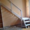 Fordulós lépcső (borovifenyő, lakkozott)