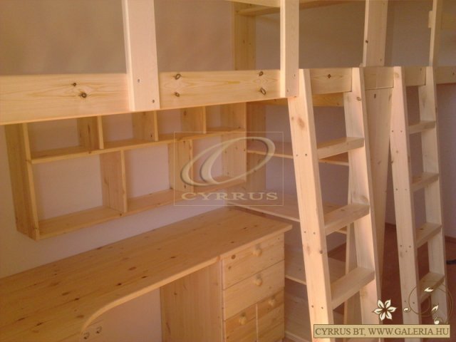 Kétszemélyes fekvőgaléria, beépített bútorokkal (lakkozott)