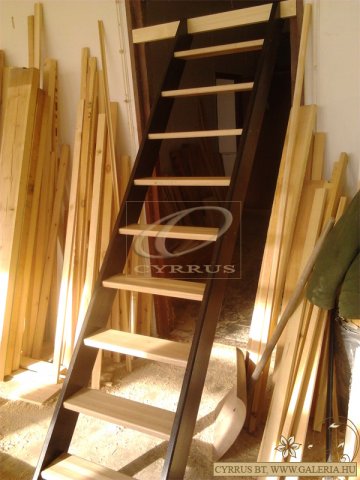Tölgyfa lépcső (galériához) - lakkozott fokok, fekete profilfák