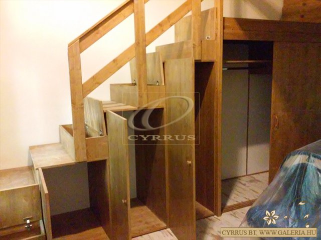 Szekrényes-tárolós lépcső, tolóajtós szekrény