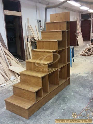 Bútorlépcső: polcos lépcső (borovifenyő, 2/4. Dió vastaglazúrral)